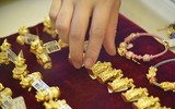 Người dân đi mua vàng trước ngày vía Thần tài vì sợ đông